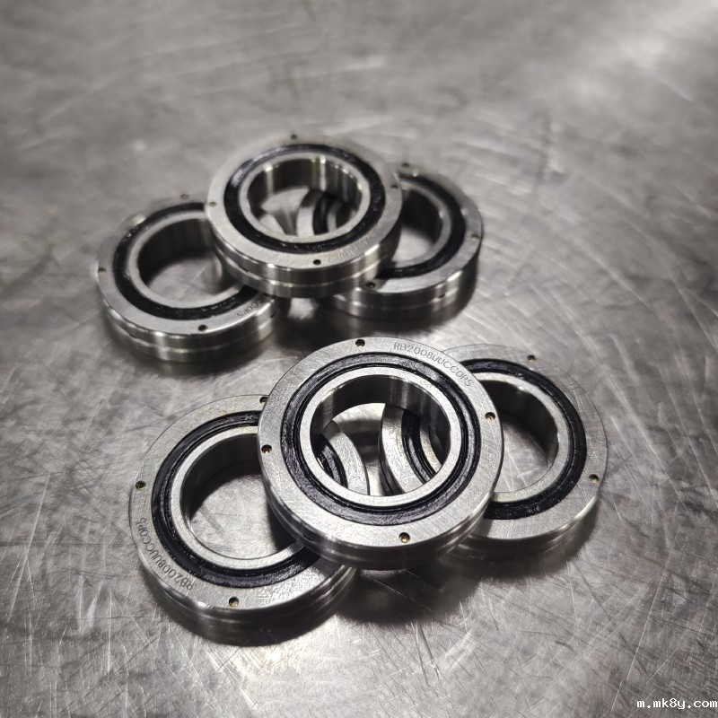 交叉滚子转盘轴承与普通的转盘轴承对比有哪些优势?